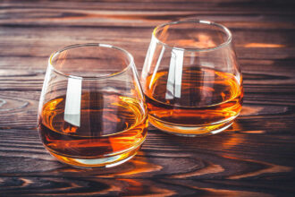 dwie szklanki whisky