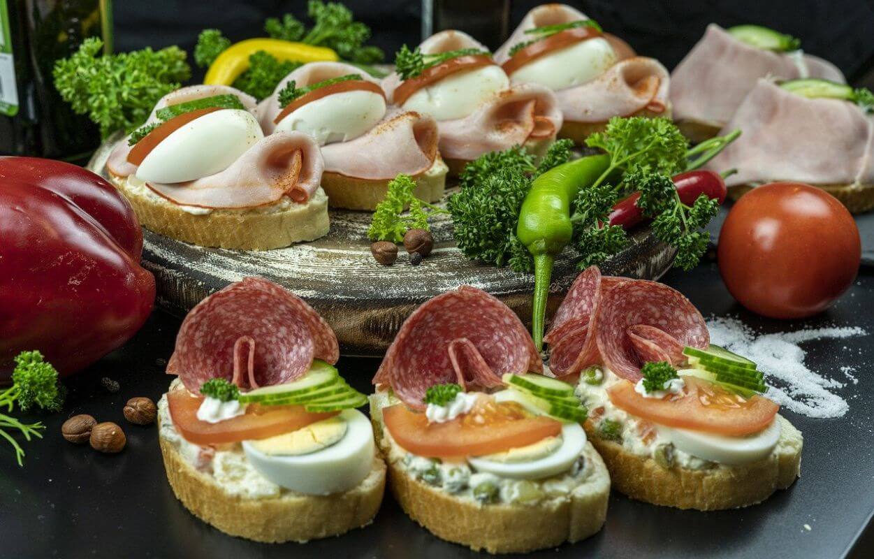 Najlepsze przepisy na przekąski na sylwestra 2023. Szybkie i łatwe "coś na ząb"