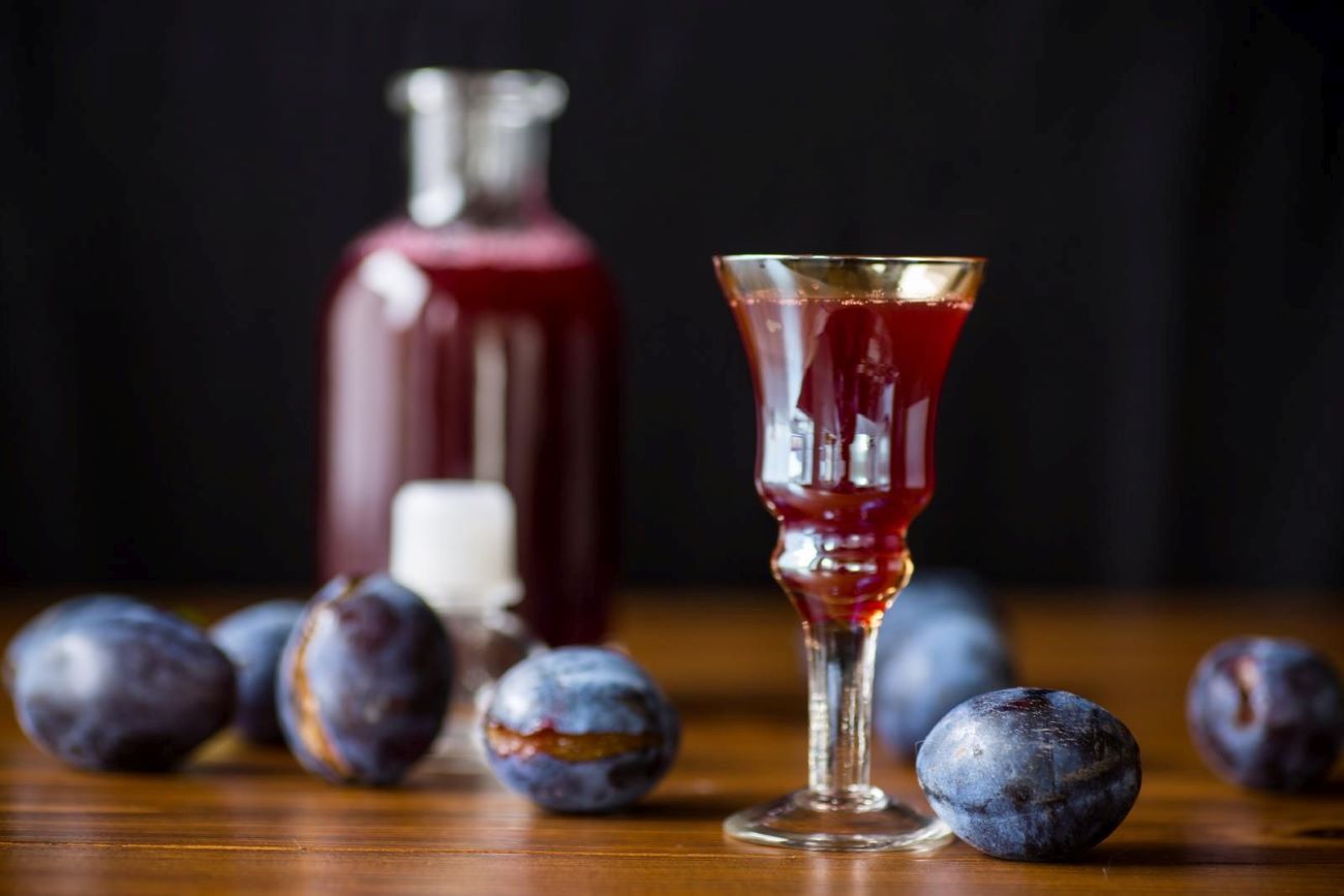 Przepis na śliwowicę — bimber. Jak zrobić w domu aromatyczną śliwowicę krok po kroku?