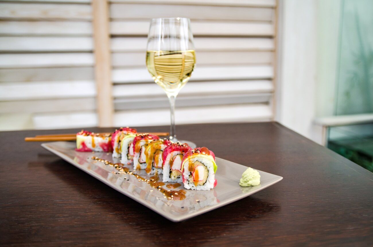 Wino do sushi, a może sake? Jakie wino wybrać dla smakowitego doświadczenia?