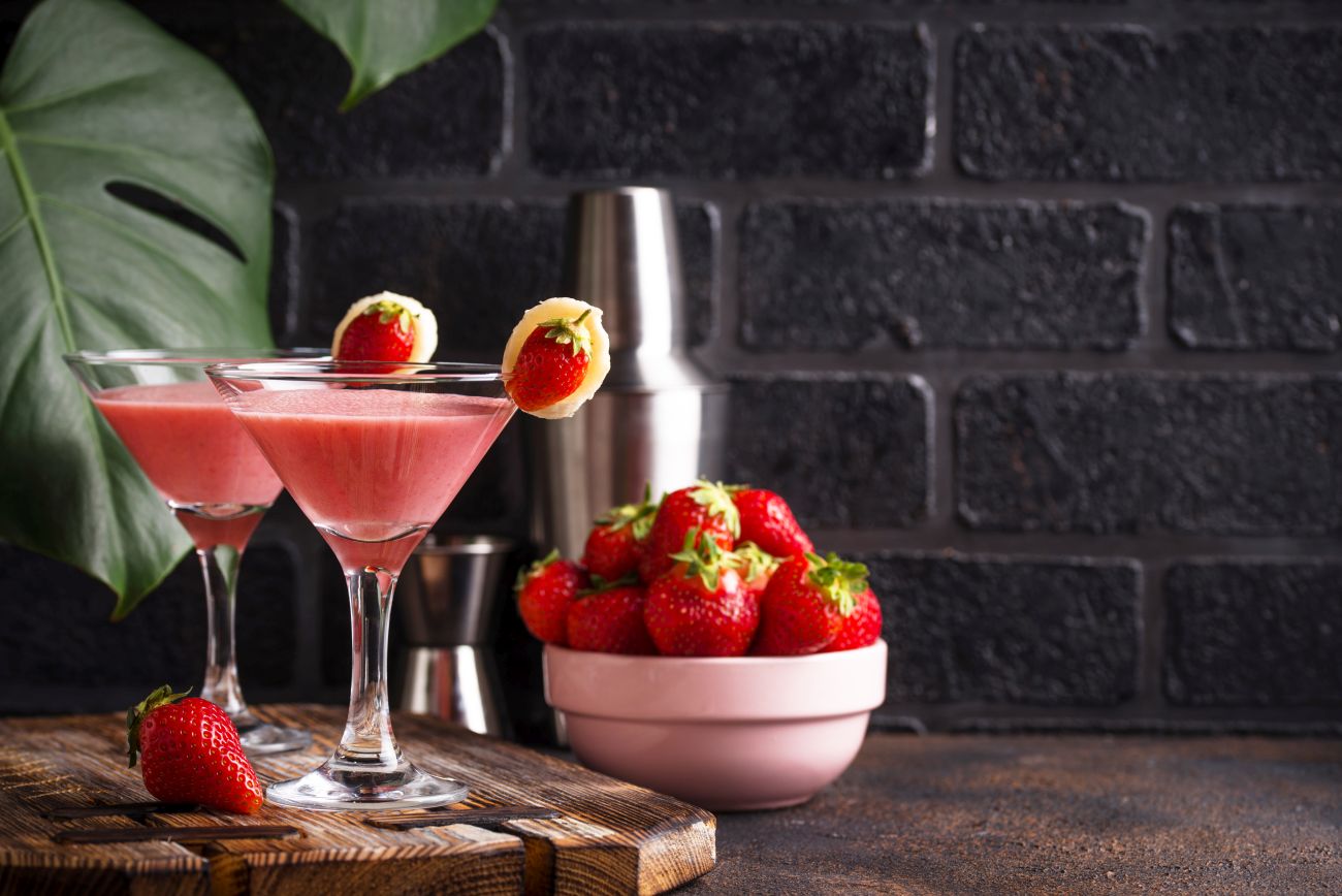 Drink z truskawkami – najlepsze przepisy na koktajle. Zachwyć swoich gości!